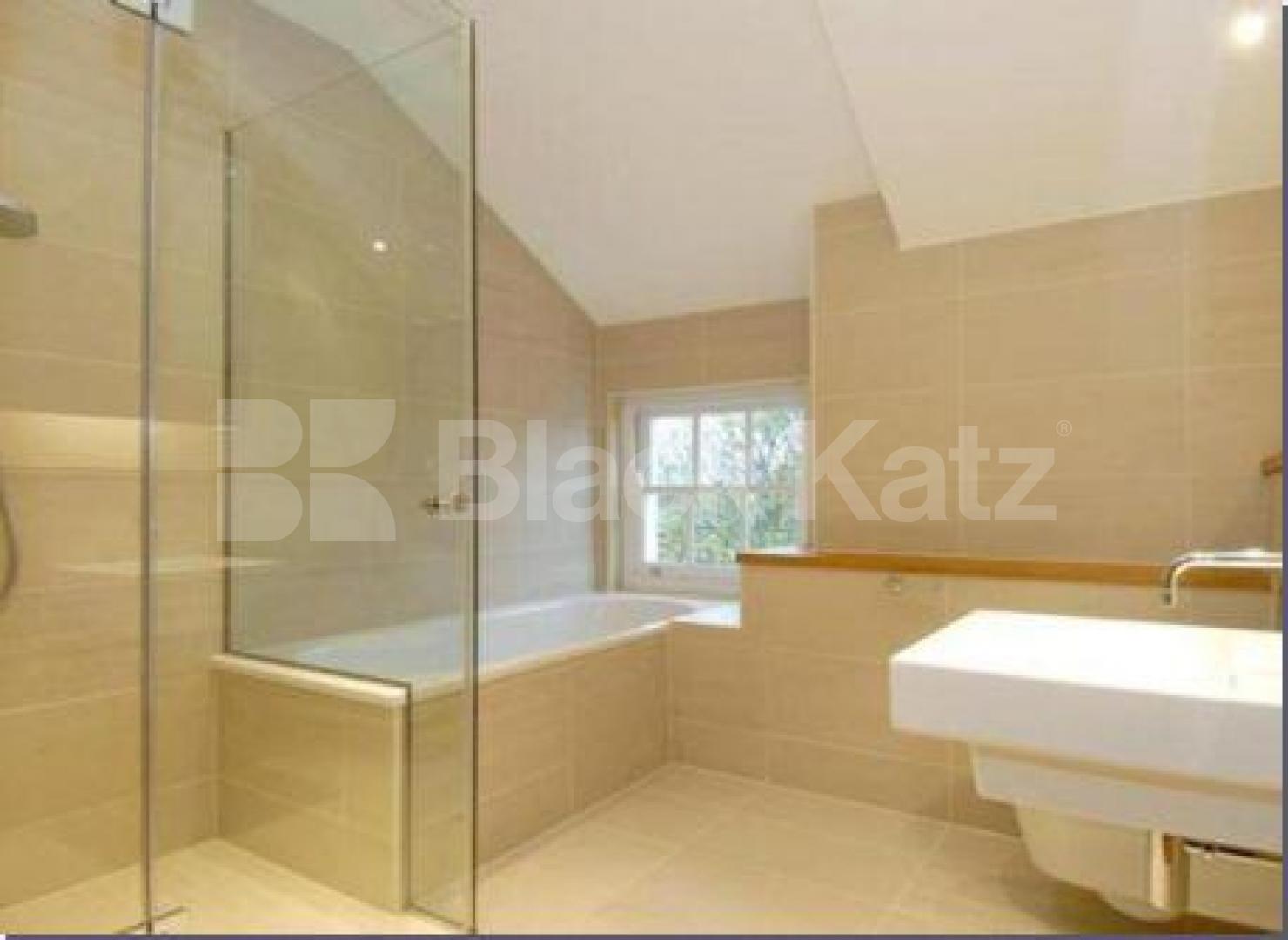 			AMAZING STUNNING BEAUTIFUL!!!!!!!!, 4 Bedroom, 1 bath, 1 reception Terraced House			 Barnsbury Terrace, Barnsbury / Angel